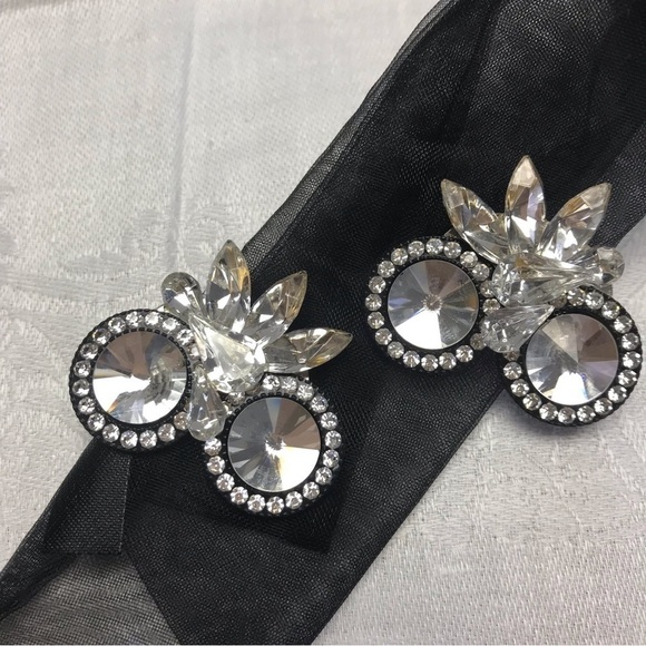 Earrings, clip on, fancy, elegant, classic earrings - Picture 1 of 4